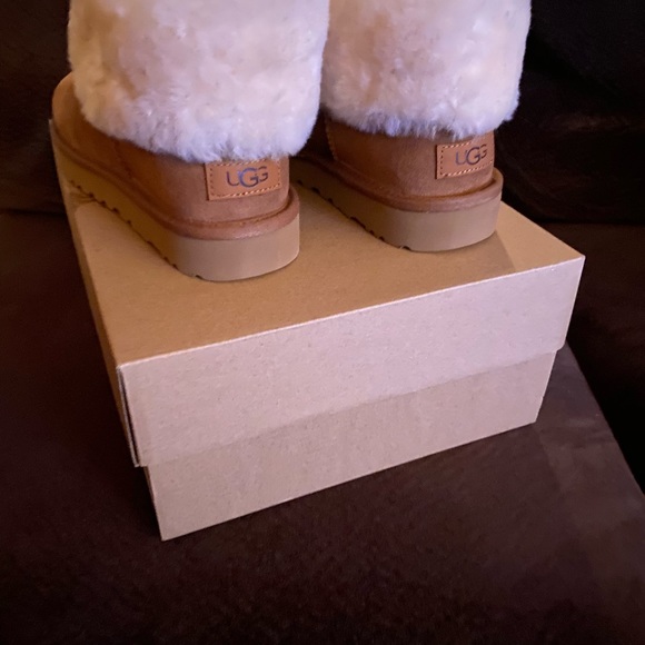 🎈SOLD🎈UGG CLASSIC MINI FLUFF - Picture 2 of 4